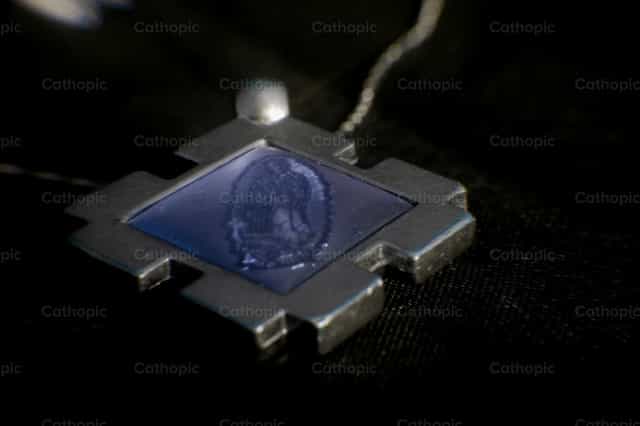Le pendentif de Marie - Images catholiques de stock