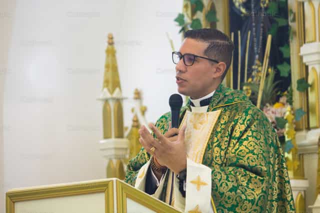 Homlía - Banco de imágenes católicas - Fotografía por Carlos Daniel