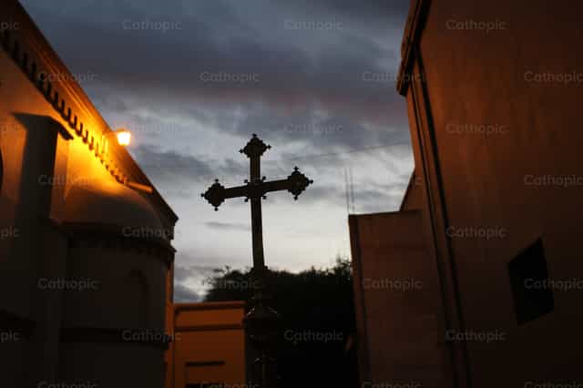 Ang krus, tanda ng ganap na pagsuko - Mga Catholic stock image