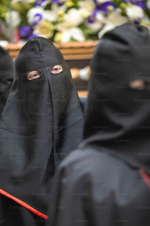 Hombre con capirote negro - Banco de imágenes católicas