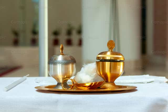 Calice doré avec eau bénite et huile de saint chrême - Images catholiques de stock - Photo de Antonio Gravante