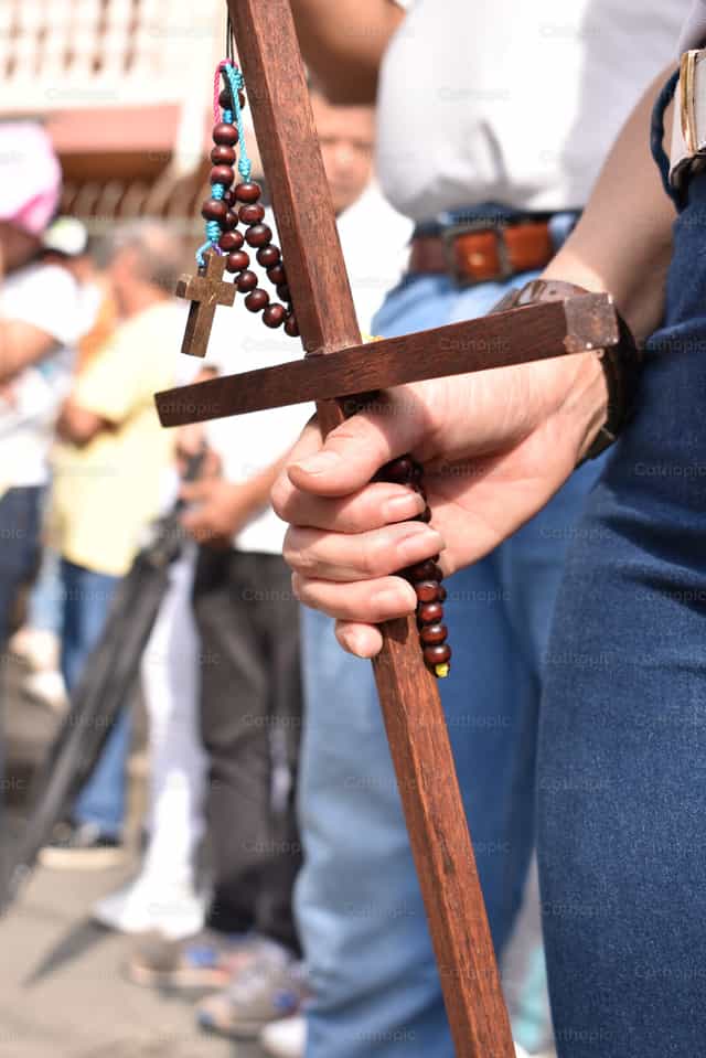 La croix en main - Images catholiques de stock