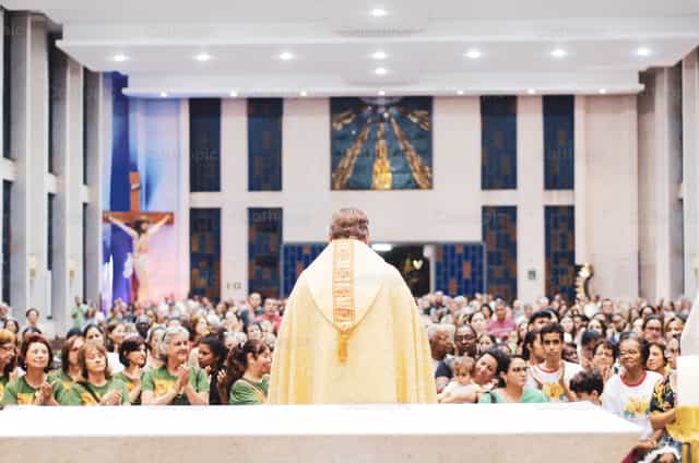Priester spendet den Segen - Katholische Stockfotos