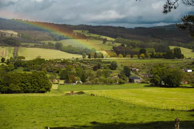 Arco iris en el campo - Banco de imágenes católicas