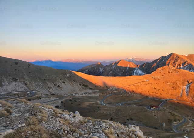 Bergen in de avond - Katholieke stockfoto's