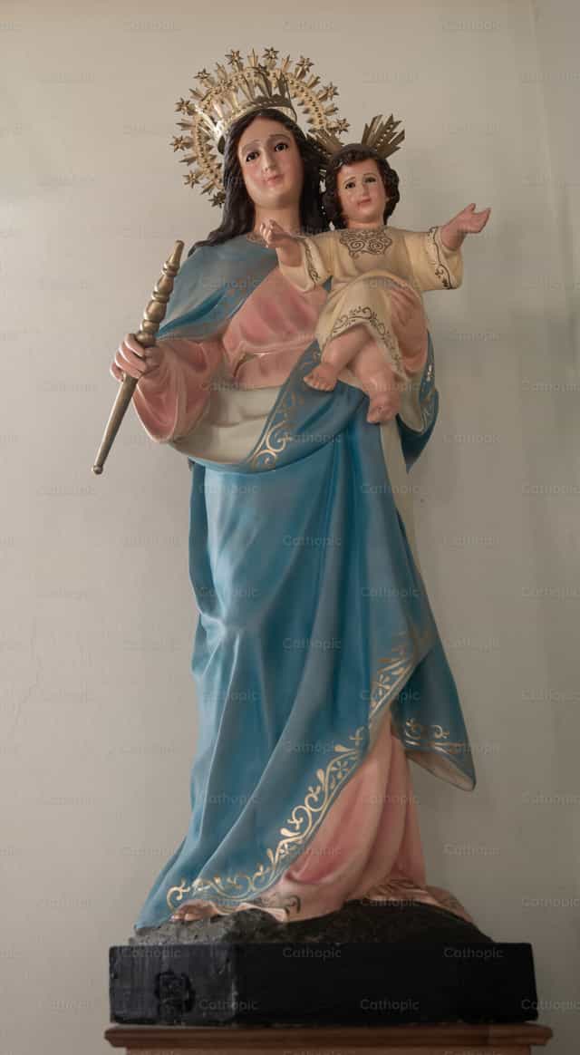 Escultura de Maria Auxiliadora - Imagens católicas de stock - Foto de Carolina BR