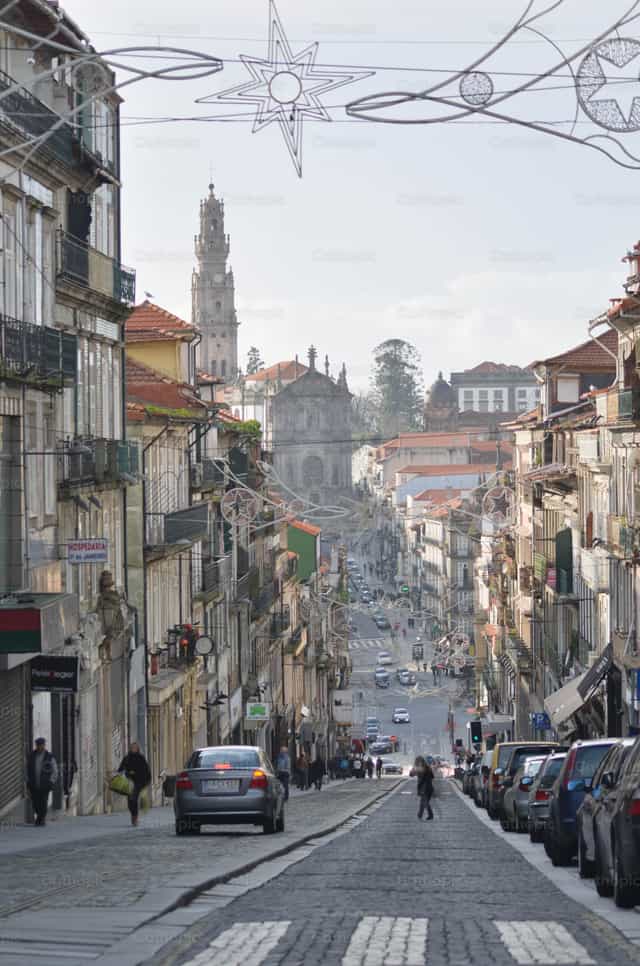 Panorama di Porto con campanile della chiesa - Immagini stock cattoliche - Foto di ku Bogu