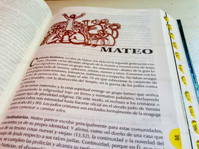 Leyendo el Evangelio - Banco de imágenes católicas