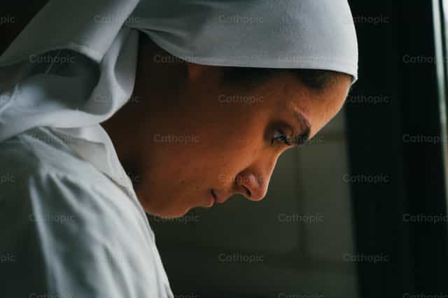 Monja agustina pintando una vela - Banco de imágenes católicas - Fotografía por Almures Studio
