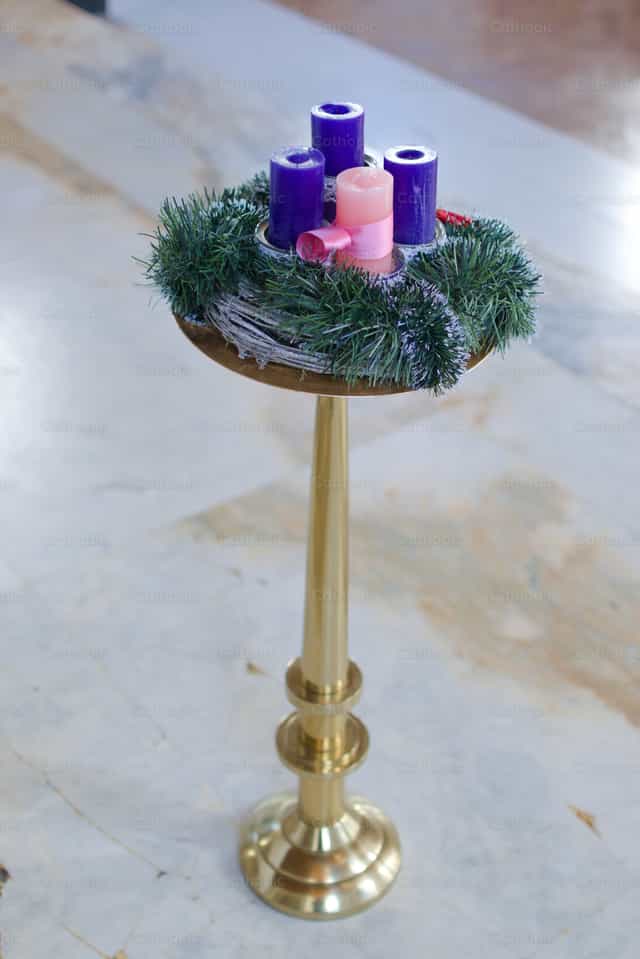Advent wreath in the presbytery of a church - Catholic stock images - Photo by yomismo