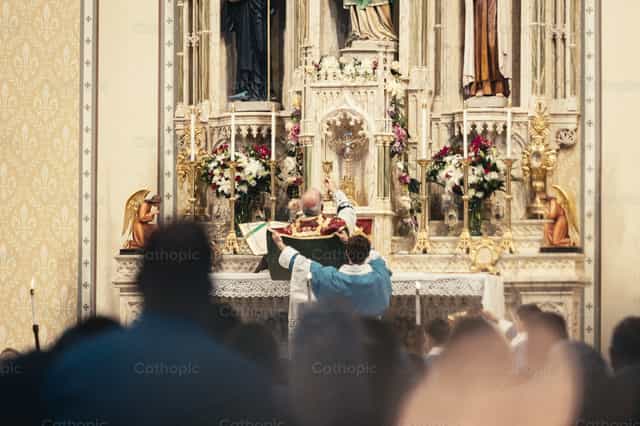 Consagración del vino - Banco de imágenes católicas - Fotografía por Carlos Sierra