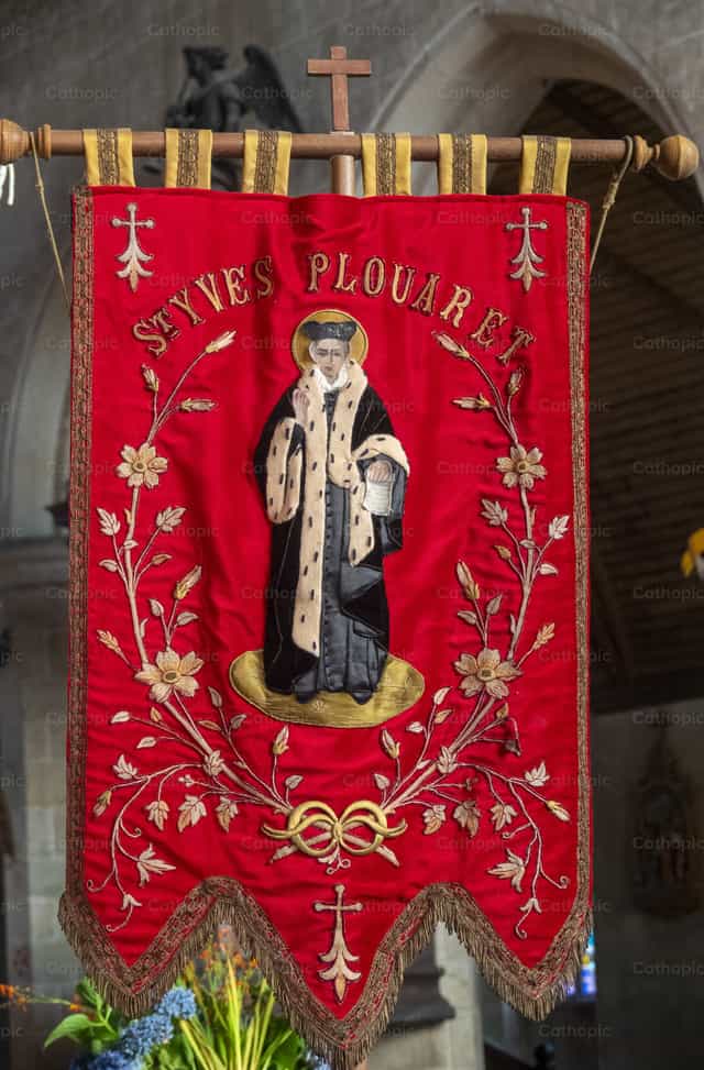 Estandarte processional de São Yves de Kermartin - Imagens católicas de stock - Foto de Joan Sutter
