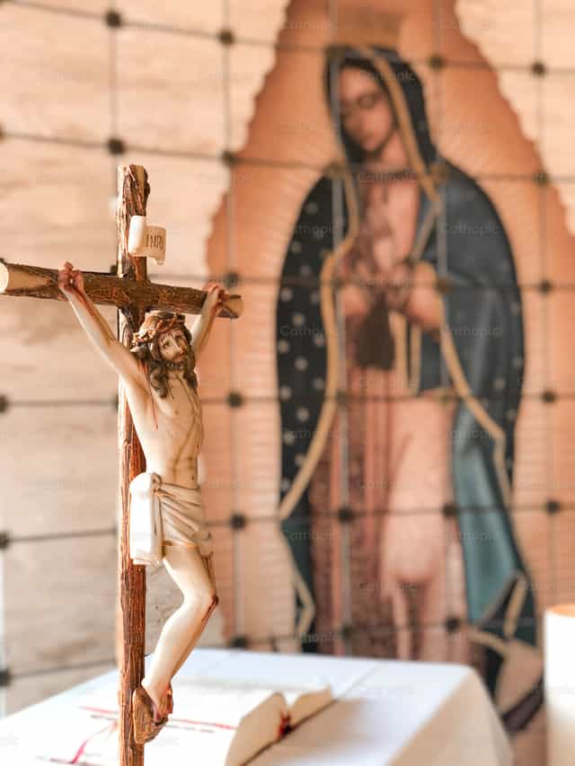 Cristo Crucificado e Virgem de Guadalupe - Imagens católicas de stock