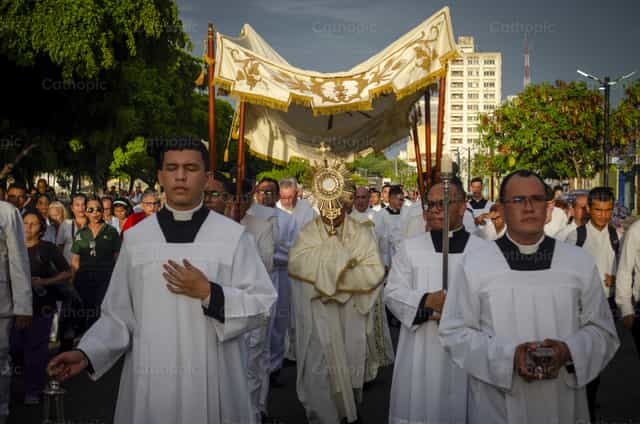 Santísimo Sacramento en procesion - Banco de imágenes católicas