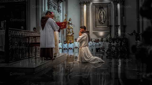 Ordinazione sacerdotale - Immagini stock cattoliche