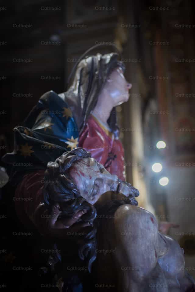 Maria sosteniendo al Crucificado - Banco de imágenes católicas - Fotografía por Moisés Becerra