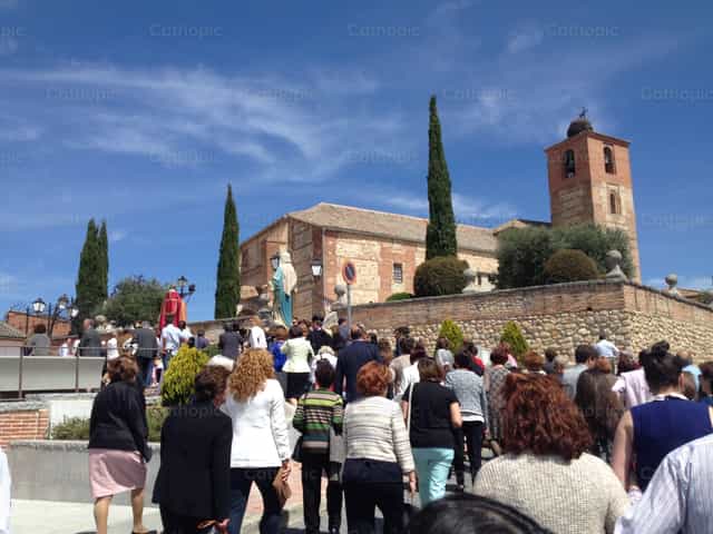 Procesion en exterior de Parroquia - Banco de imágenes católicas