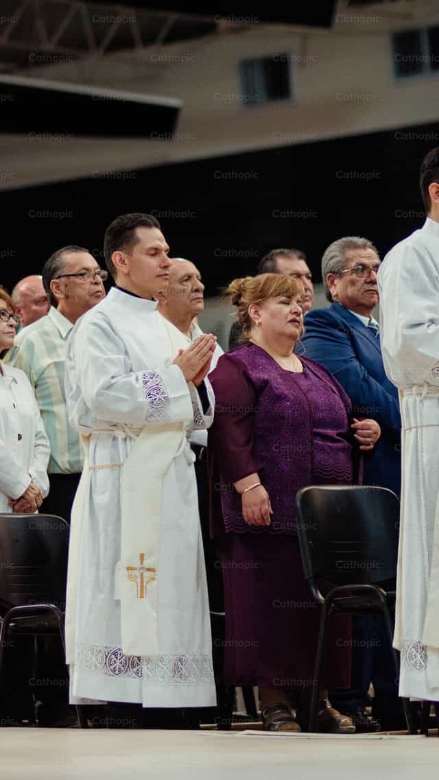 Ordenación Sacerdotal - Banco de imágenes católicas
