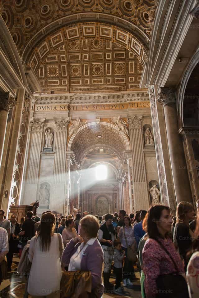 Un raggio di luce illumina il Vaticano - Immagini stock cattoliche - Foto di Yael Portabales