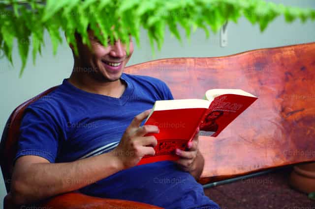 De Heilige Bijbel lezen - Katholieke stockfoto's