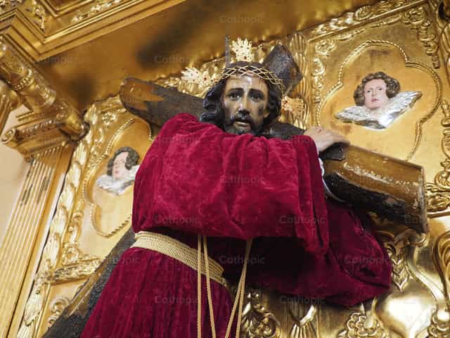 Jezus Christus draagt het kruis - Katholieke stockfoto's - Foto door Fr. Fernando