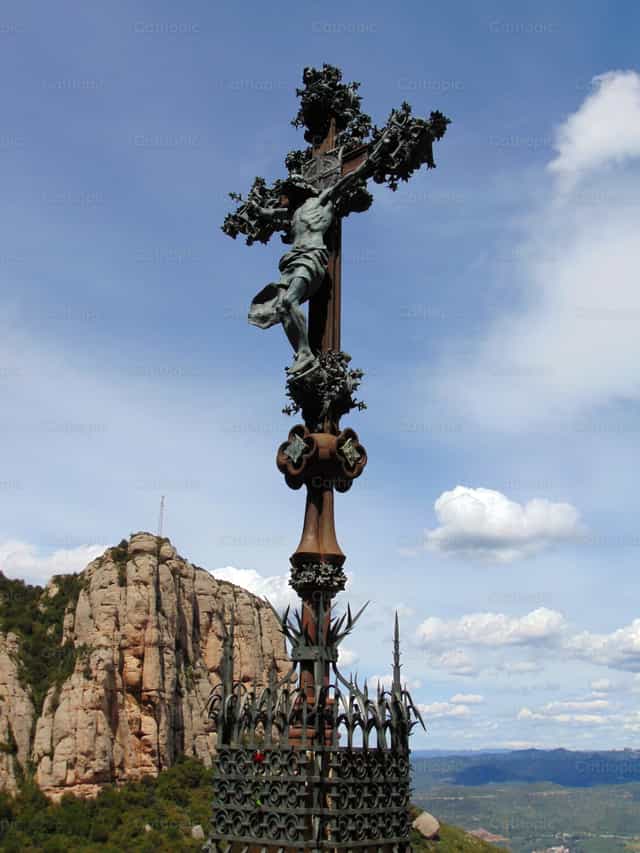 Kruis op Montserrat - Katholieke stockfoto's