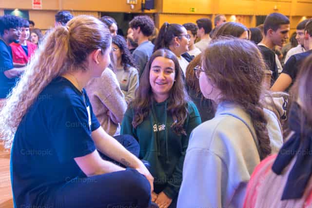 Jóvenes conversan durante un encuentro espiritual - Banco de imágenes católicas - Fotografía por Yandry Fernández Perdomo