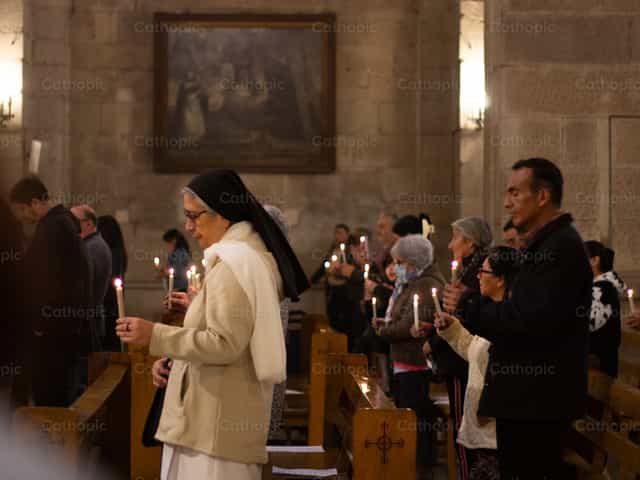 Leigos rezando na Igreja - Imagens católicas de stock - Foto de Estefania Quintero
