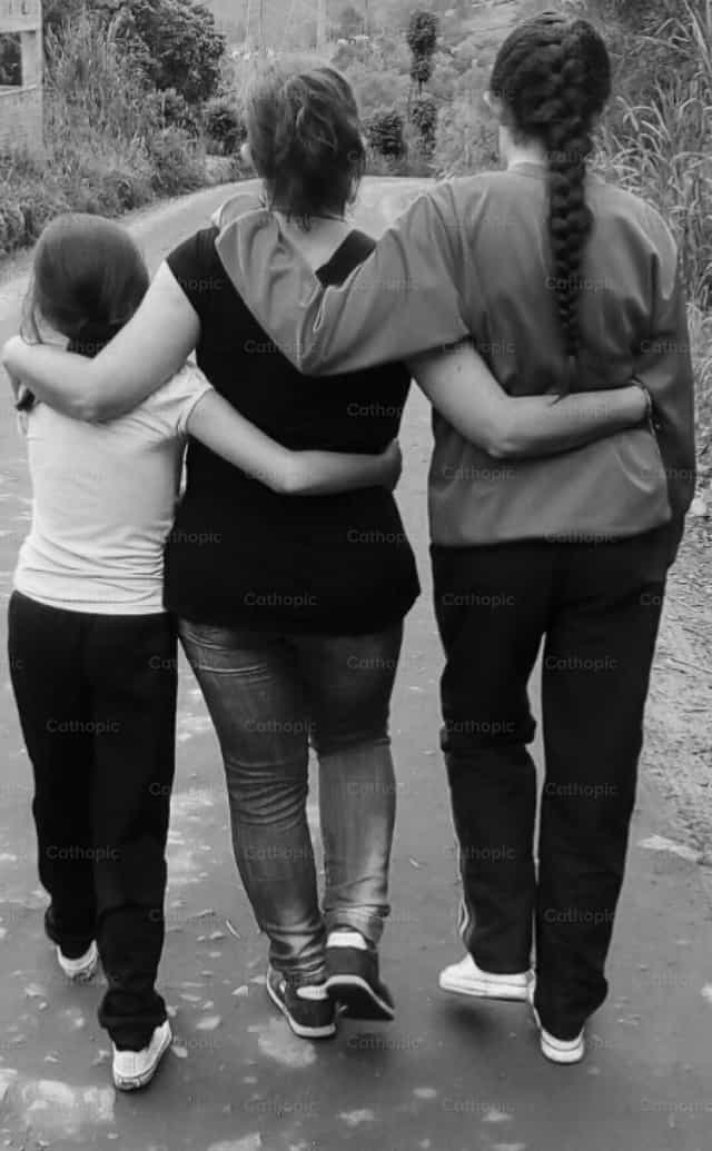 Marcher avec maman - Images catholiques de stock