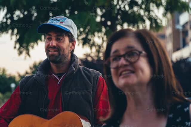 La alegría de compartir con los que están solos - Banco de imágenes católicas - Fotografía por Almures Studio