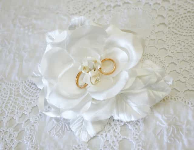 Dos anillos de boda de oro - Banco de imágenes católicas - Fotografía por Antonio Gravante