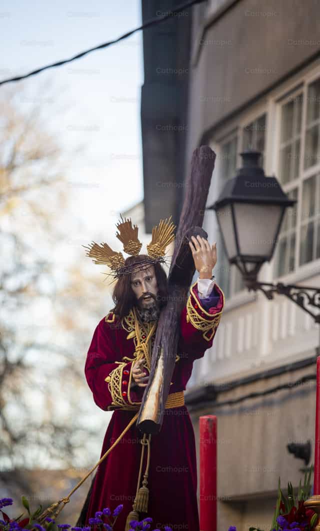 Jesus cargando la cruz por nosotros - Banco de imágenes católicas - Fotografía por Yandry Fernández Perdomo