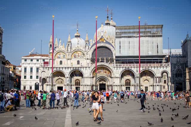 Plaza abarrotada - Banco de imágenes católicas - Fotografía por Nicolás Núñez LC