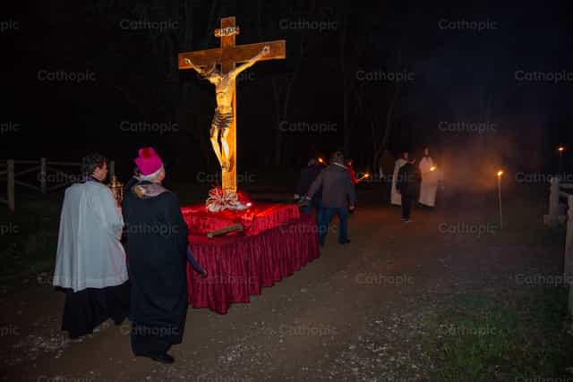 Procesion con Cristo Cruficicado - Banco de imágenes católicas