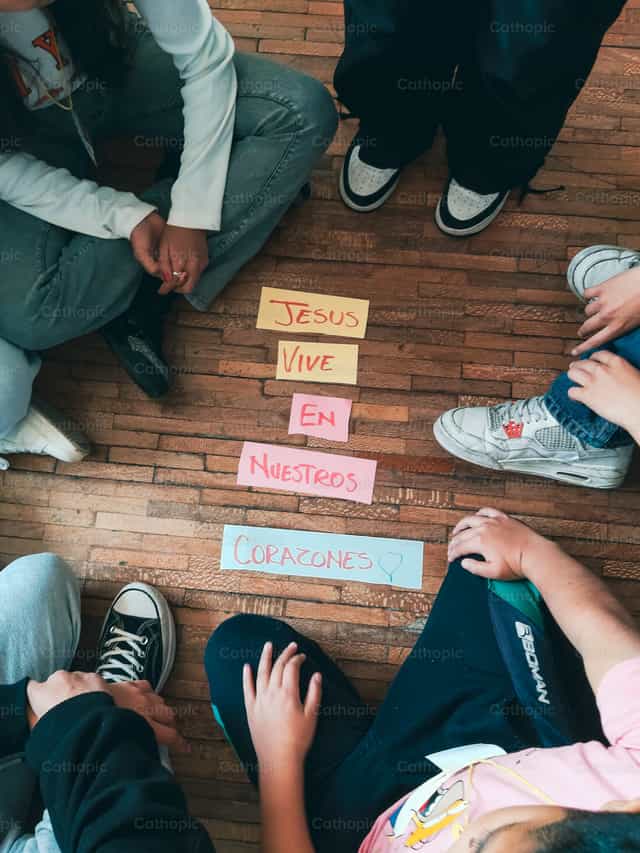 Youth group - Catholic stock images - Photo by Antonella Ullauri
