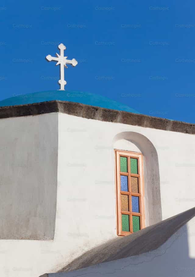 Vista de la cúpula azul en la isla de Santorini, Grecia - Banco de imágenes católicas