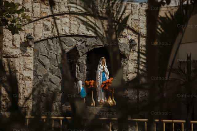 Estatua de Nuestra Senora de Lourdes y Santa Bernadette - Banco de imágenes católicas - Fotografía por Francisco Xavier Franco Espinoza