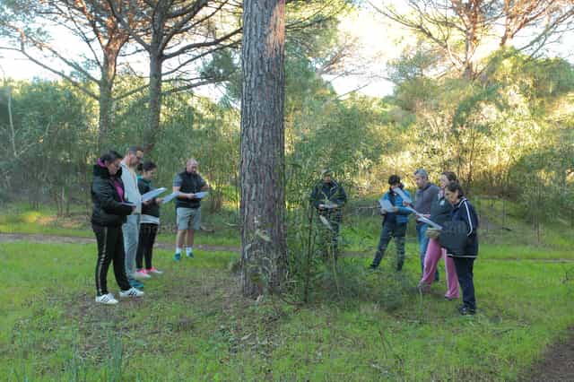 Gente de Laudato Si rezando en la naturaleza - Banco de imágenes católicas