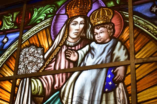 Vitrail de Notre-Dame de la Lumière - Images catholiques de stock