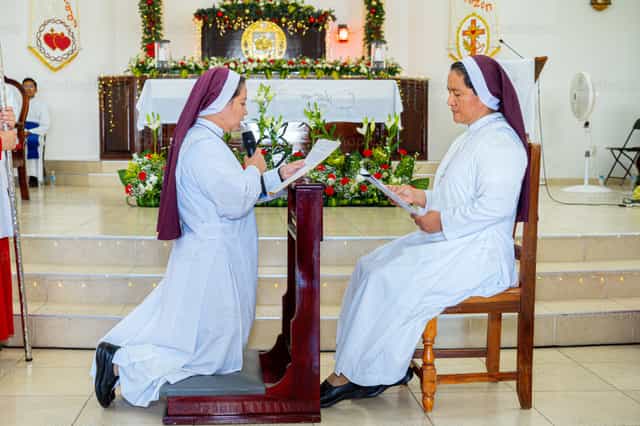 Renewal of Vows by a Nun - Catholic stock images - Photo by Hein Palma