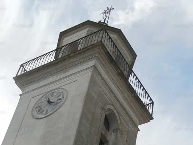 orologio della chiesa e campanile - Immagini stock cattoliche