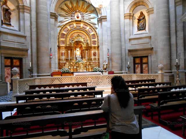Rezando frente al Altar - Banco de imágenes católicas - Fotografía por Juan Pablo Arias