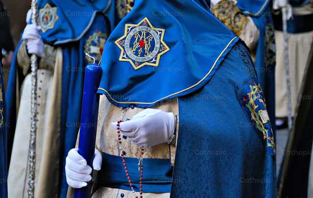 Rezando el Rosario en la procesion - Banco de imágenes católicas - Fotografía por franciscogonzalez