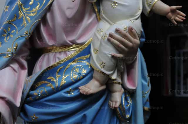 Detalle de la Virgen con el Niño Jesús en brazos - Banco de imágenes católicas