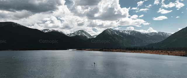 Hombre navegando en kayak en el lago Rinker Peak - Banco de imágenes católicas - Fotografía por Santiago de la Hoz
