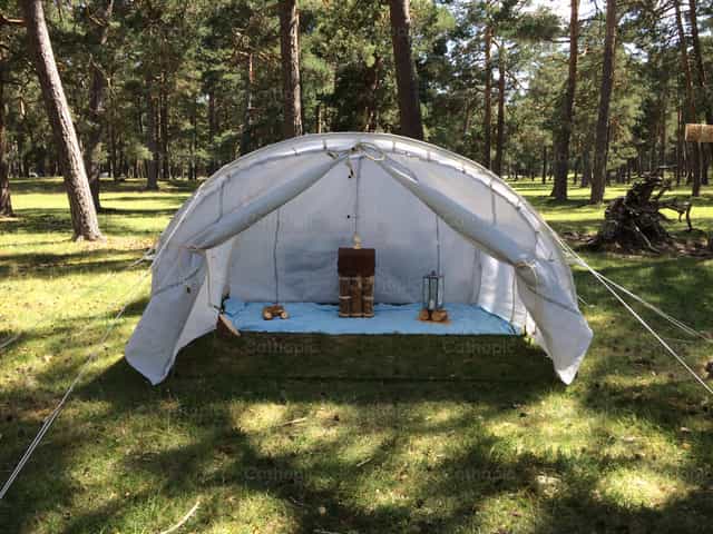 Sagrario en el campamento - Banco de imágenes católicas