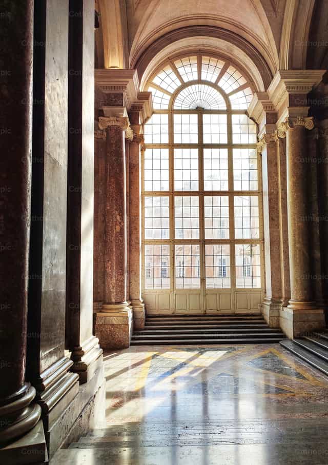 Ventana Sacralidad - Banco de imágenes católicas - Fotografía por Marius Jocys