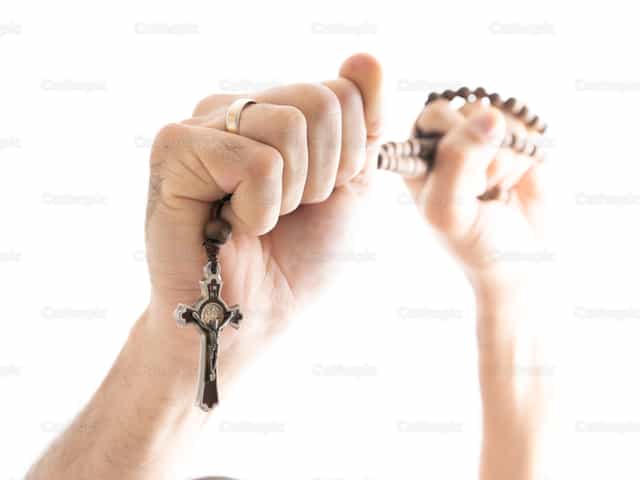 Rosaryo sa mga kamay ng isang lalaki - Mga Catholic stock image - Larawan ni Clina CG