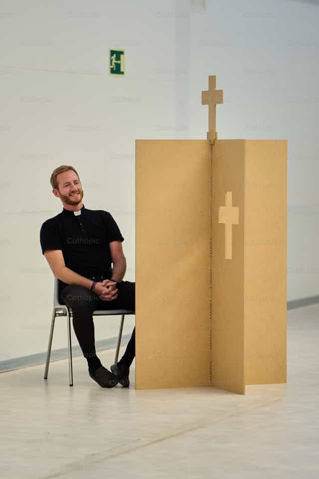 Padre legionário aguardando no confessionário - Imagens católicas de stock - Foto de Iván W. Jaques