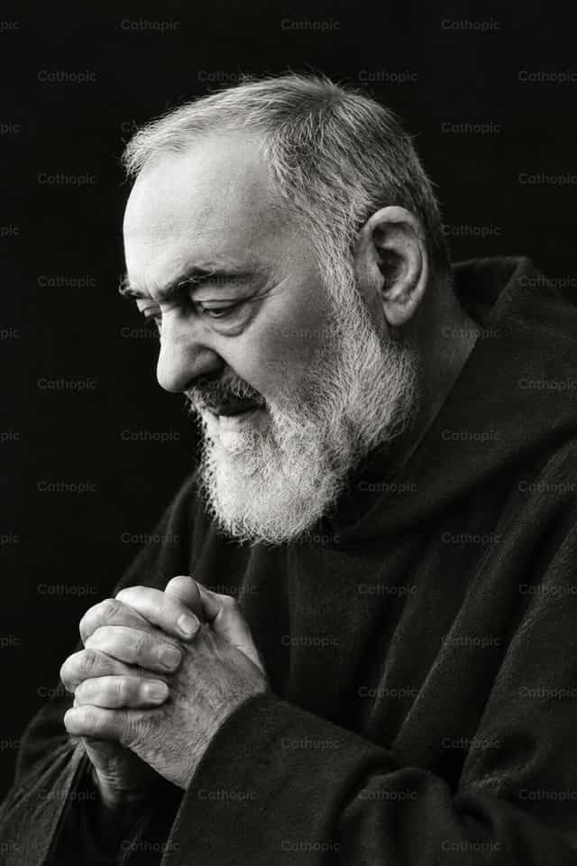 San Padre Pío en oración – blanco y negro - Banco de imágenes católicas